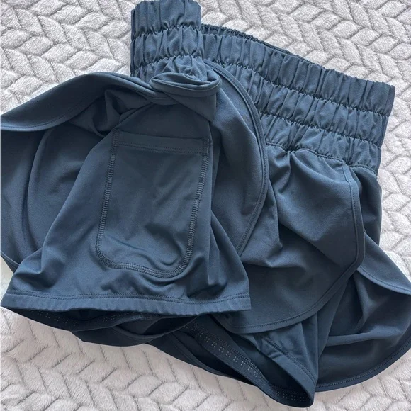 Women's CRZ Yoga 2 in 1 running shorts - Picture 2 of 5